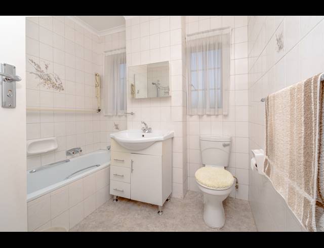 1 BEDROOM RETIREMENT UNIT FOR SALE IN BRYANSTON